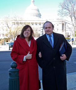 Charlotte Dennett e m&aacute;is o seu marido, Gerard Colby