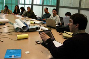 Unha das xuntanzas sobre localizaci&oacute;n cando Suso Baleato (&aacute; dereita) era coordinador de Mancom&uacute;n