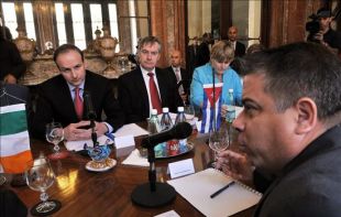 Martin (primeiro pola esquerda) escoita as palabras de P&eacute;rez Roque