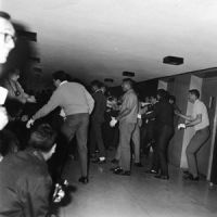 Os paramilitares vest&iacute;an unha luva branca para se identificaren