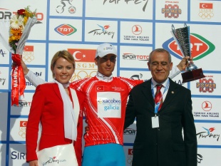 Gonzalo Rabu&ntilde;al recibindo o premio por ga&ntilde;ar a clasificaci&oacute;n da monta&ntilde;a