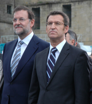 Feijoo e Rajoy durante a interpretaci&oacute;n do Himno