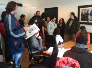 Imaxes do peche no despacho do director xeral de Relaci&oacute;ns Laborais exixindo a mediaci&oacute;n da Xunta