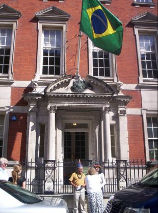 Jacir Jos&eacute; de Souza e Pierlangela Cunha na embaixada do Brasil, en Londres