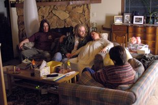 Unha muller agarda polo seu parto no sal&oacute;n da casa, arrodeada de amigos.