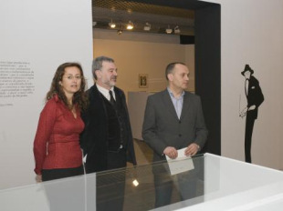 Ant&oacute;n Bao presentou a mostra acompa&ntilde;ado da directora do Museo, Aurelia Balseiro, e dun dos comisarios da mostra, Felipe Sen&eacute;n L&oacute;pez