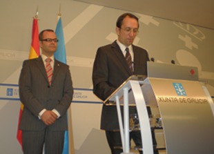 Anxo Lorenzo presenta o decreto diante de Xes&uacute;s V&aacute;zquez