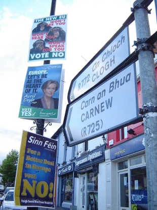 Publicidade a prol de cada opci&oacute;n durante o referendo anterior / Imaxe: Mar&iacute;a Golpe