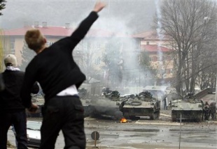 Enfrontamentos en Mitrovica (cidade fronteiriza) entre o ex&eacute;rcito e serbocosovares contrarios &aacute; independencia (17/03/2008)