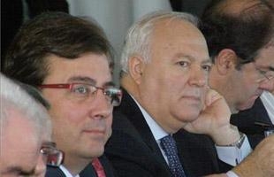 Guillermo Fern&aacute;ndez Vara, presidente da Comunidade Aut&oacute;noma de Estremadura (esquerda), con Moratinos, esta fin de semana