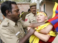 Protesta fronte &aacute; embaixada de China en Nova Deli, esta cuarta feira
