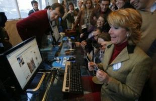Esperanza Aguirre diante dun computador port&aacute;til