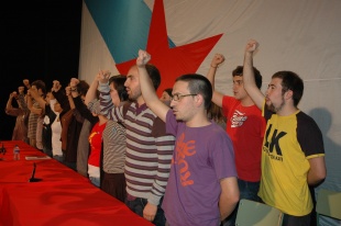 A nova Direcci&oacute;n Nacional de Galiza Nova durante a interpretaci&oacute;n do Himno