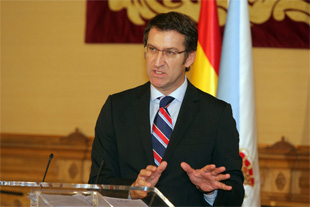 Feijoo asegura que s&oacute; traballa na posibilidade dunha fusi&oacute;n 100% galega