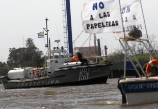 Ecoloxistas de Gualeguaych&uacute; con embarcaci&oacute;ns marchan ata Nueva Palmira para protestar contra a inauguraci&oacute;n do porto que utilizar&aacute; a pasteira Botnia / Foto: TELAM