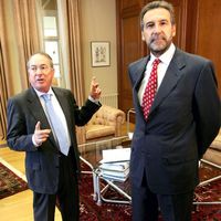 Xos&eacute; Antonio Orza, &aacute; beira do actual conselleiro, durante o traspaso de poder en 2005