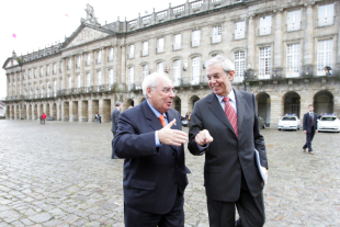 Areces e Touri&ntilde;o, diante do pazo de Raxoi / Ana Varela