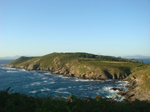 Ademais de incr&iacute;bel entorno natural, Ons conta con 82 vivendas, se ben s&oacute; oito est&aacute;n ocupadas durante todo o ano / Foto: Isabel G. Couso