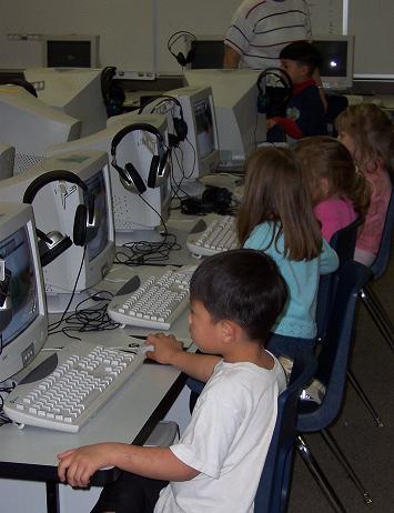 Nenos nunha escola inform&aacute;tica en Caracas