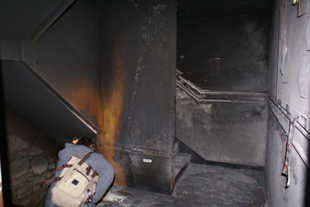 Estado da entrada do Ateneo Ferrol&aacute;n unha vez sufocado o lume