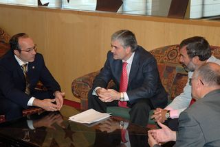 Fernando Blanco fala con Sen&eacute;n Barro e os reitores das univeridades de Vigo e da Coru&ntilde;a /Foto: M.V.