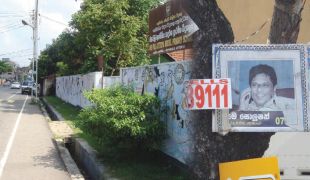 Fotograf&iacute;a de Wickrematunge nunha cidade de Sri Lanka