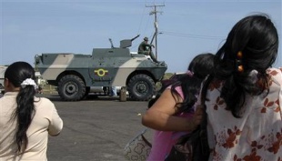 (De arriba a abaixo) Soldados de Ecuador, Colombia e Venezuela, desprazados &aacute;s fronteiras dos seus respectivos pa&iacute;ses