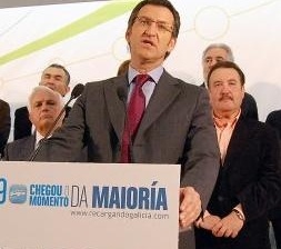 Carrera, &aacute; dereita da imaxe, nun acto con Feijoo e Baltar