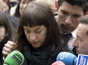 Ao termo da concentraci&oacute;n, unha das fillas do asasinado leu un comunicado