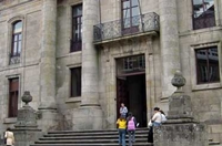 Entrada &aacute; Facultade, en Compostela