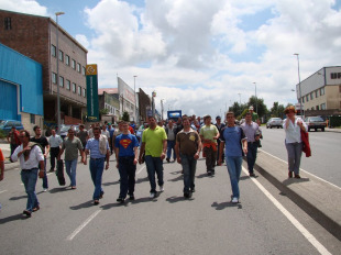 Os gandeiros dirix&iacute;ronse a p&eacute; at&eacute; Mercagalicia e at&eacute; o pol&iacute;gono Costa Vella / Imaxe: SLG