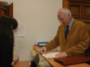 Casares Long no momento de rexistrar a s&uacute;a candidatura no reitorado