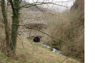 Val ocupado por un recheo sobre o r&iacute;o Vilela, que foi entubado. Conv&eacute;rtese nun obst&aacute;culo para a fauna, ademais do impacto paisax&iacute;stico