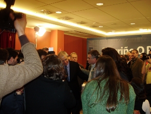 Touri&ntilde;o, recibindo os &aacute;nimos dos militantes do PSdeG, despois da comparecencia