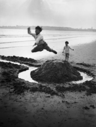 Lartigue. G&eacute;rard Willemetz e Dany ,Royan, 1926 (detalle)