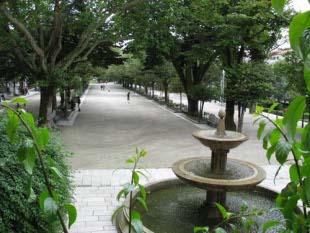 A Feira do Libro cel&eacute;brase no paseo central da Alameda