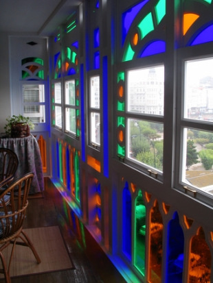 Vista dende o interior dun inm&oacute;bel restaurado na zona vella