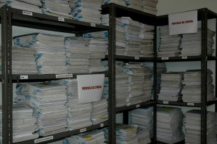 As enquisas, debidamente organizadas, est&aacute;n amoreadas na planta baixa da Consellar&iacute;a de Educaci&oacute;n