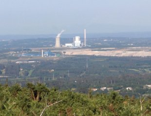 Ao fondo, central t&eacute;rmica de Meirama / Flickr: V&iacute;ctor Santos