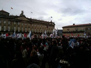 A manifestaci&oacute;n na praza do Obradoiro / Twitpic: Chimpinho