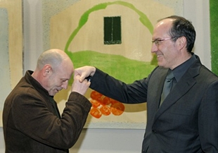 Lamazares (na imaxe co reitor da USC) est&aacute; considerado un "anti-academicista"