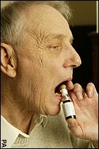 O medicamento admin&iacute;strase a trav&eacute;s dun pulverizador