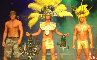 Representantes doutros lugares con presuntos disfraces ou traxes t&iacute;picos. Reparen no do representante dos EUA, &aacute; beira dos de Honduras e Bonaire