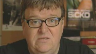 Michael Moore pide a colaboraci&oacute;n dos internautas