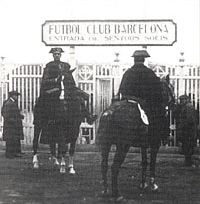 A garda civil entrando en l'Escorts, antigo campo do equipo (En agosto de 1936 mataron o presidente do Bar&ccedil;a, Josep Sunyol)