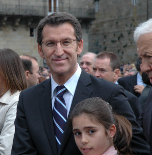 Ao remate do acto, Feijoo posa ante os numerosos fot&oacute;grafos