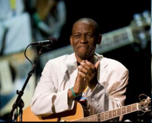 O mozambique&ntilde;o Feliciano dos Santos, tam&eacute;n premiado, actuou durante a entrega dos galard&oacute;ns