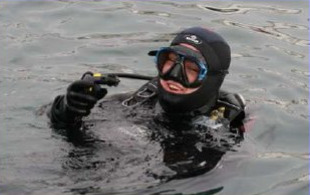 Os mergulladores localizan o lixo afundido e s&uacute;beno at&eacute; a superficie