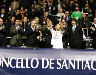 O Lobelle recolle o trofeo do subcampi&oacute;n