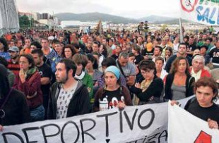 Imaxe dunha das manifestaci&oacute;ns contra o porto de Mass&oacute; / A R&iacute;a non se Vende